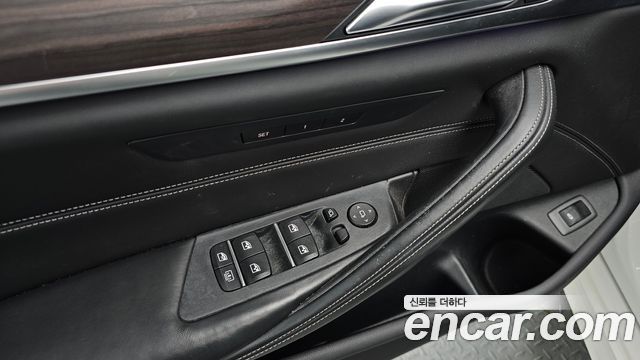 BMW 5-Series 2018 — photo 23