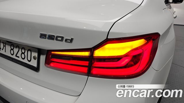 BMW 5-Series 2018 — photo 9