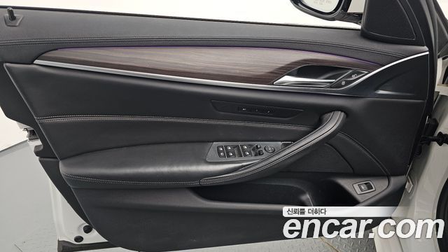 BMW 5-Series 2018 — photo 14