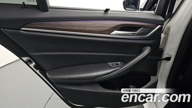 BMW 5-Series 2018 — photo 15