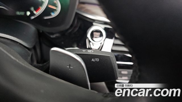 BMW 5-Series 2018 — photo 28