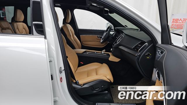 Volvo XC90 2021 — photo 17