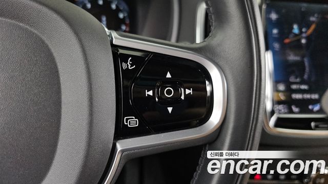 Volvo XC90 2021 — photo 32