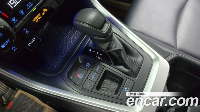 Toyota RAV4 2019 — photo 12