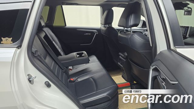 Toyota RAV4 2019 — photo 17