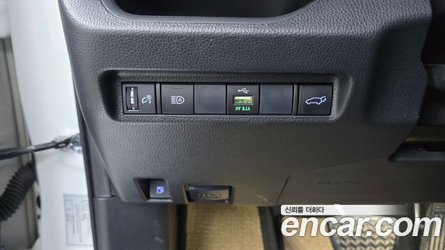 Toyota RAV4 2019 — photo 24
