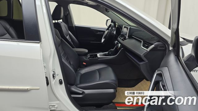 Toyota RAV4 2019 — photo 16