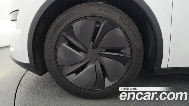 Tesla Model Y 2025 — photo 5