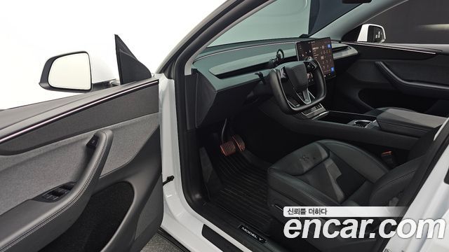 Tesla Model Y 2025 — photo 8