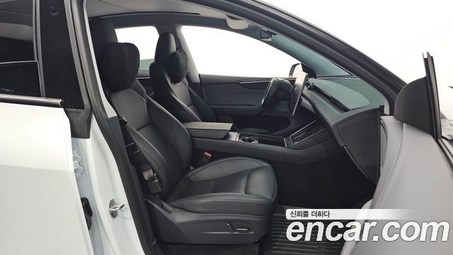 Tesla Model Y 2025 — photo 9