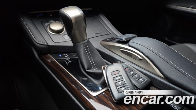 Lexus ES 2017 — photo 9