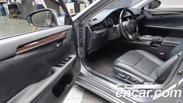 Lexus ES 2017 — photo 10