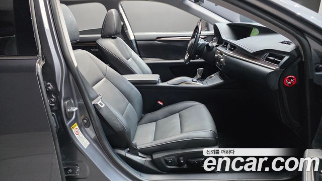 Lexus ES 2017 — photo 11
