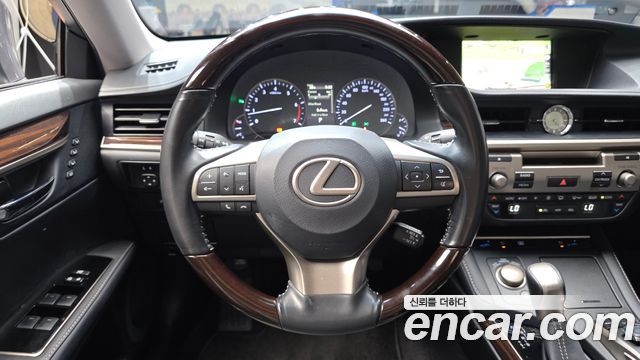 Lexus ES 2017 — photo 13