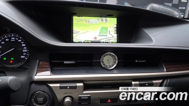 Lexus ES 2017 — photo 14