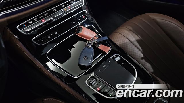 Mercedes-Benz E-Class 2022 — photo 21