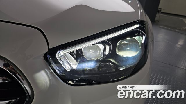 Mercedes-Benz E-Class 2022 — photo 8