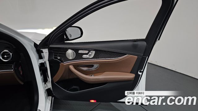 Mercedes-Benz E-Class 2022 — photo 14