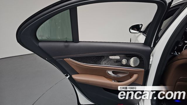 Mercedes-Benz E-Class 2022 — photo 15