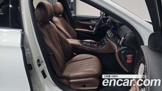 Mercedes-Benz E-Class 2022 — photo 16