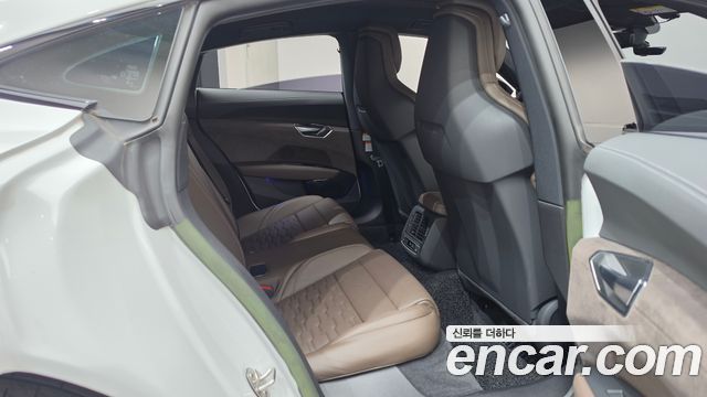 Audi e-tron GT 2023 — photo 17