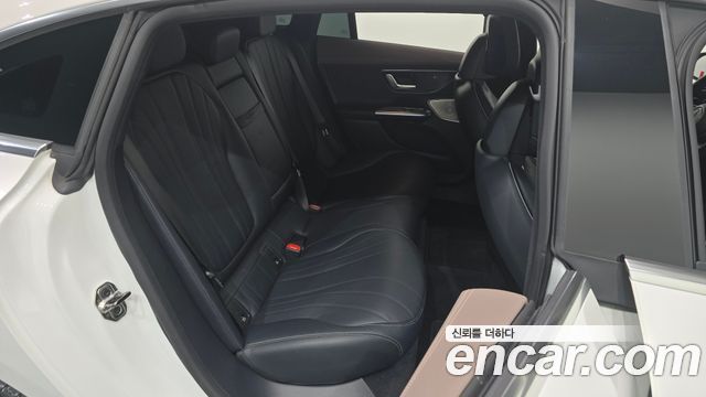 Mercedes-Benz EQE 2023 — photo 17