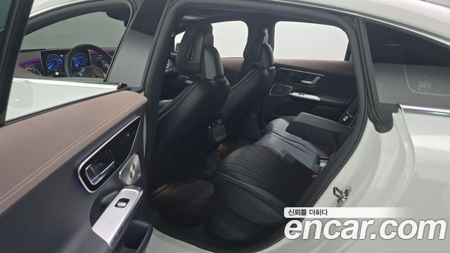 Mercedes-Benz EQE 2023 — photo 18