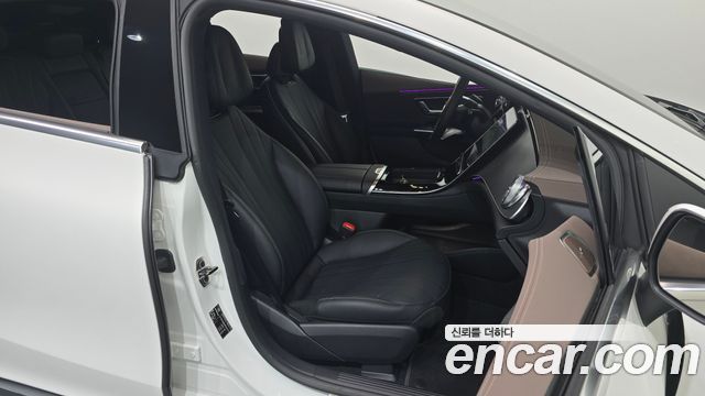 Mercedes-Benz EQE 2023 — photo 16