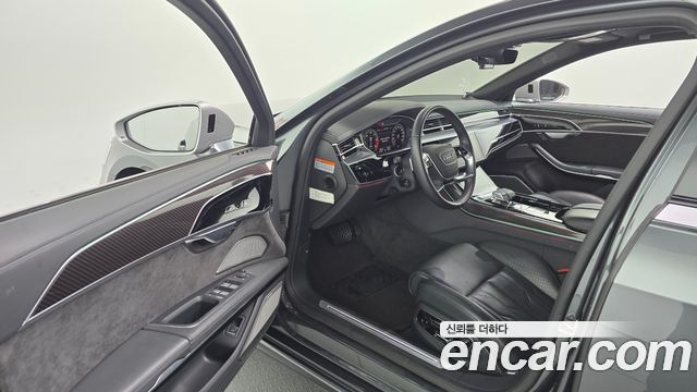 Audi A8 2021 — photo 13