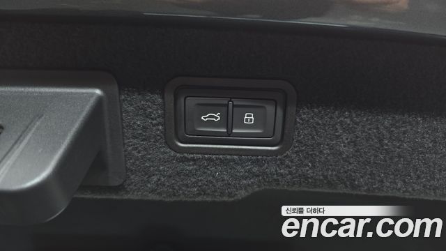 Audi A8 2021 — photo 25