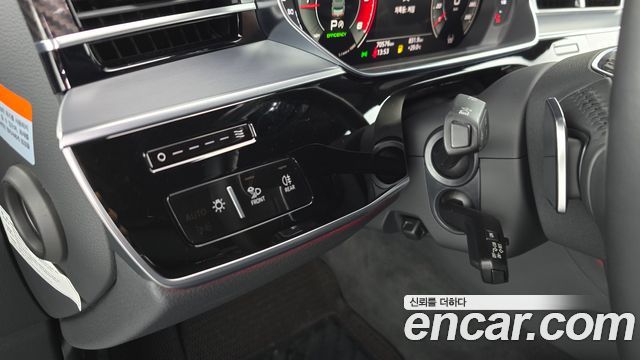 Audi A8 2021 — photo 30