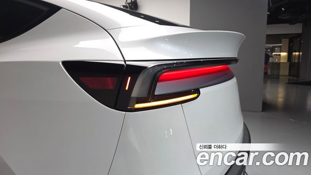 Tesla Model Y 2025 — photo 9
