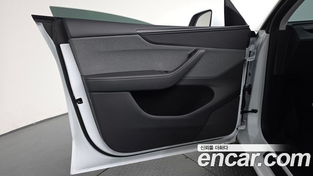 Tesla Model Y 2025 — photo 14