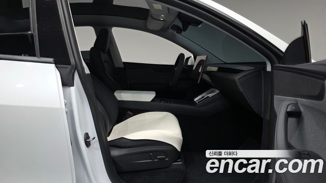 Tesla Model Y 2025 — photo 16