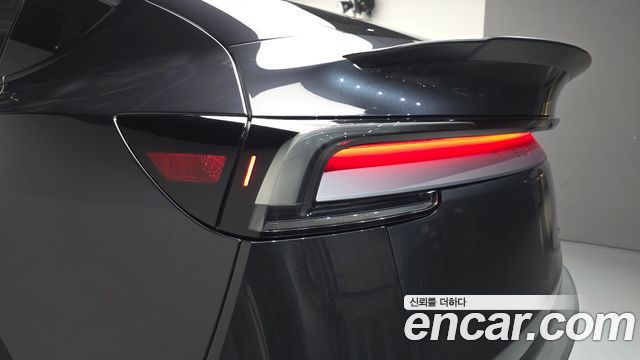 Tesla Model Y 2025 — photo 9