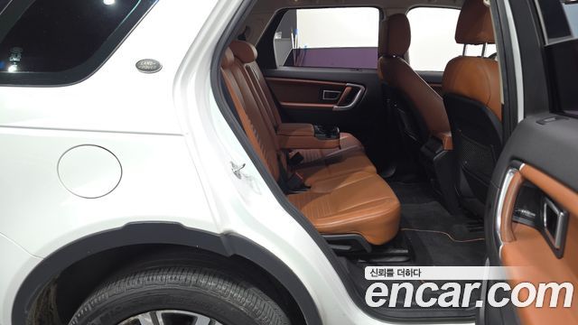Land Rover Discovery Sport 2017 — photo 12