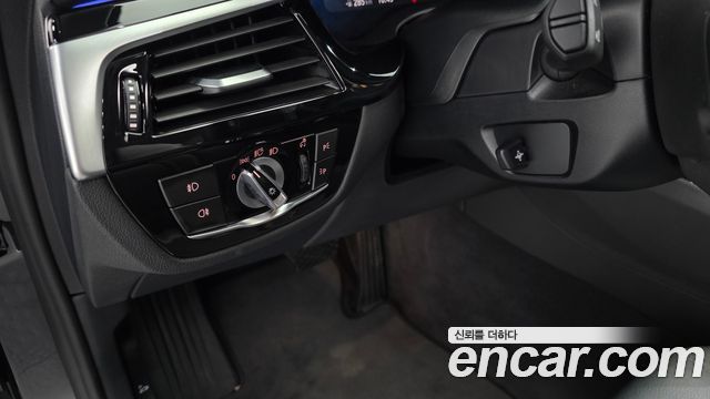 BMW 5-Series 2020 — photo 28