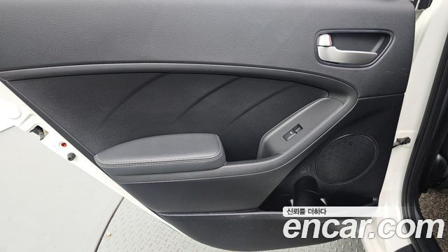 Kia K3 2016 — photo 15