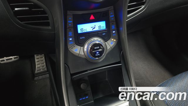 Hyundai AVANTE 2014 — photo 16