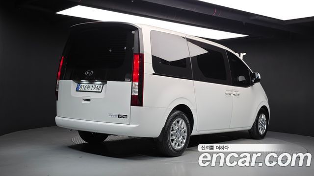Hyundai Staria 2024 — photo 2