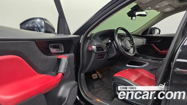 Jaguar F-PACE 2019 — photo 12