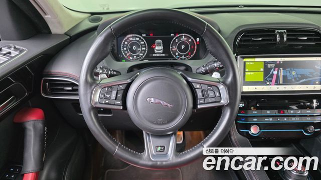 Jaguar F-PACE 2019 — photo 13