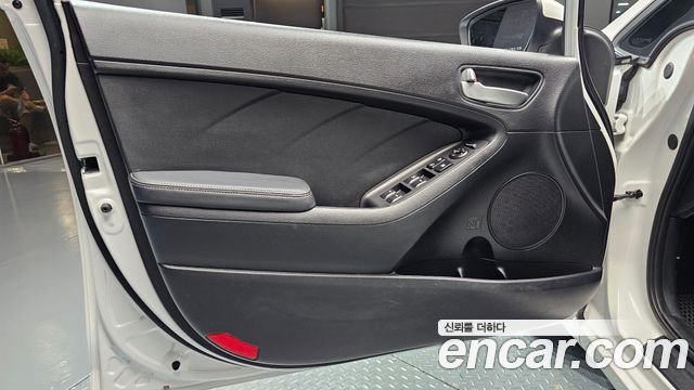 Kia K3 2013 — photo 14