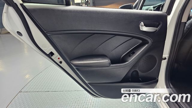 Kia K3 2013 — photo 15