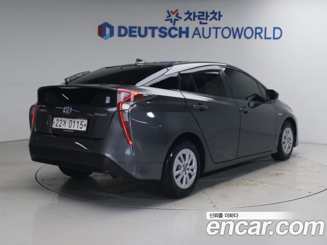 Toyota Prius 2017 — photo 2