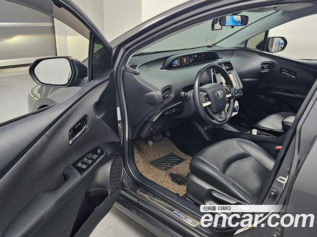 Toyota Prius 2017 — photo 11