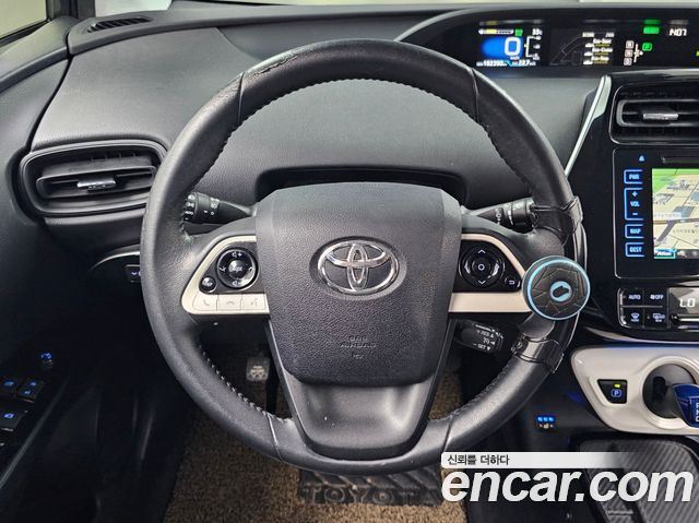 Toyota Prius 2017 — photo 13