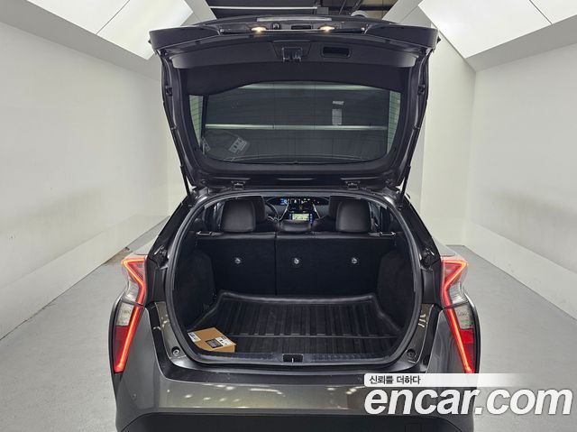 Toyota Prius 2017 — photo 19