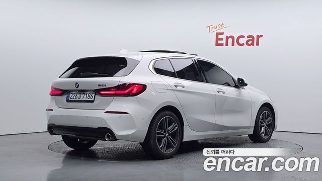 BMW 1-Series 2022 — photo 2