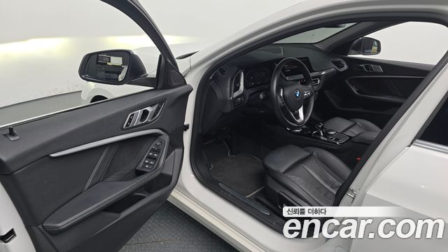 BMW 1-Series 2022 — photo 10